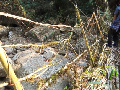 Newly rigged railing on Pdei/Kongtim 1.